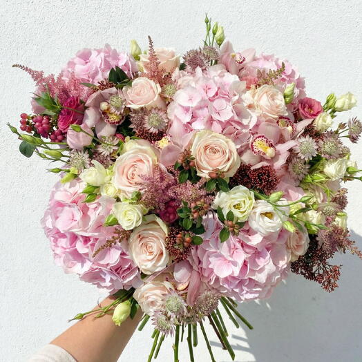 Прекрасный – роскошный розовый свадебный букет из гортензии и роз