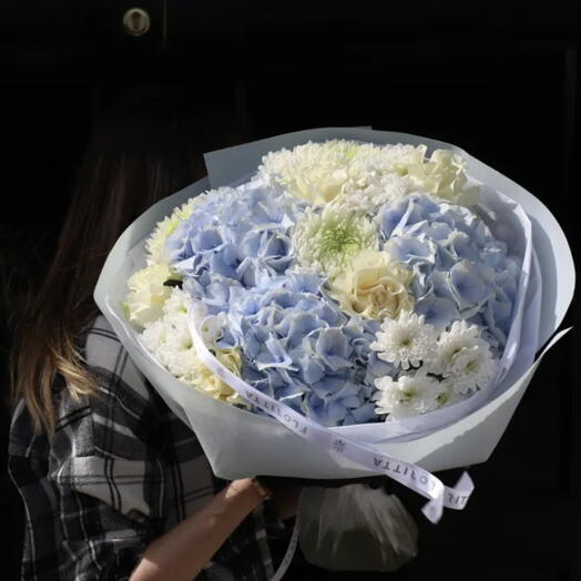 Quiet blue poetry (hydrangeas, roses, chrysanthemums)