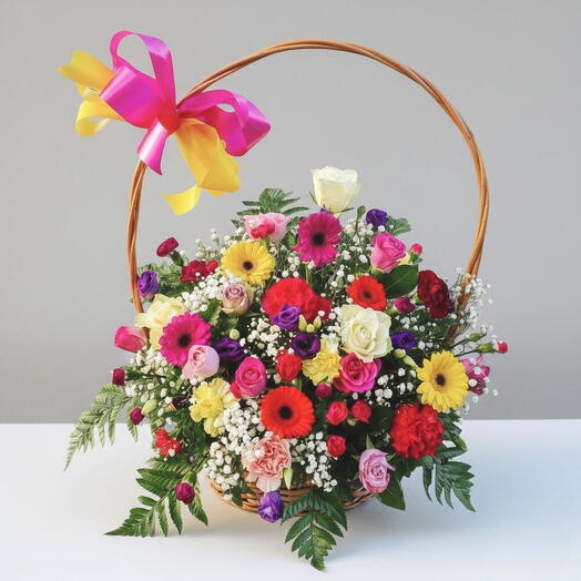 Красивая корзина с цветами