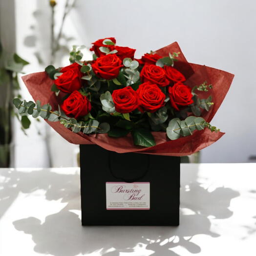 12 красных роз