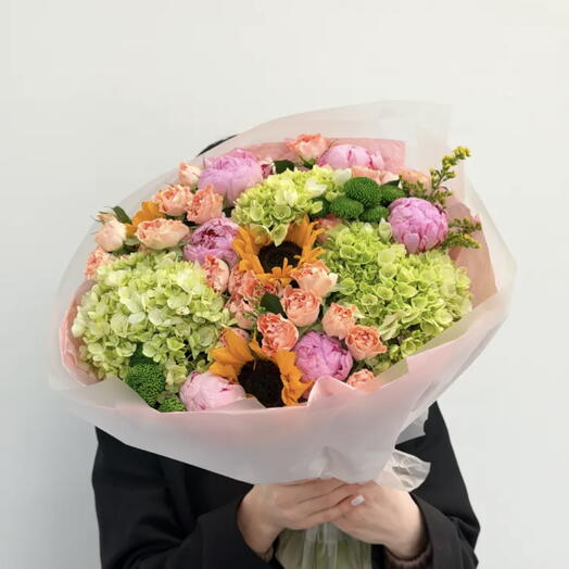 Golden reverie (hydrangeas, spray roses, sunflowers)