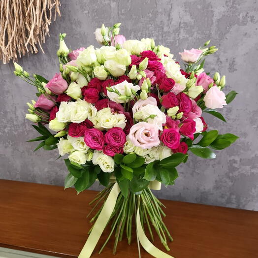 Roses Cheyenne  with  Lisianthus