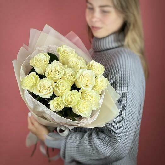 Classic Elegance: 12 Mondial White Roses