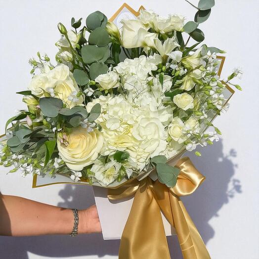 Букет "Дикая Элегантность" – Белые Розы, Гортензии и Эвкалипт