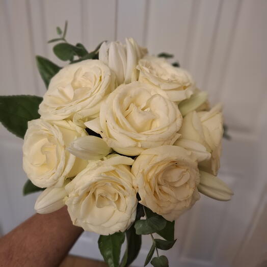 Ручной букетик из белой розы и тюльпана