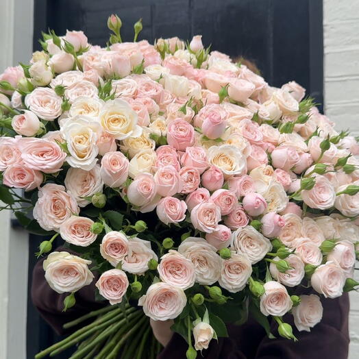 Хмара кущових троянд