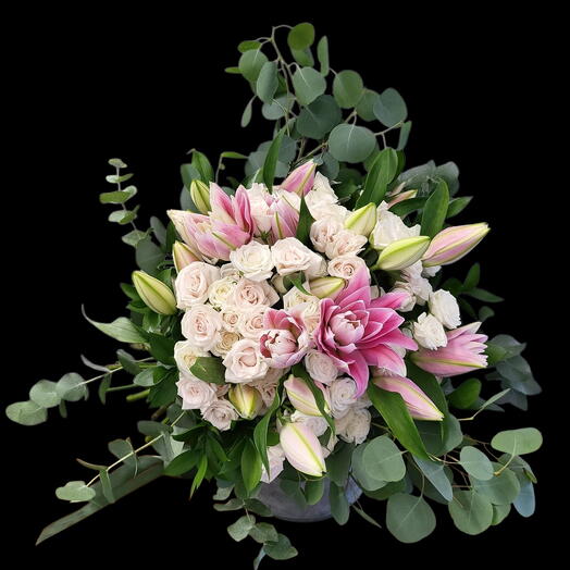 Лилии и букетные розы